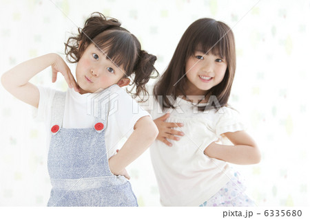 ポーズを決める女の子2人の写真素材