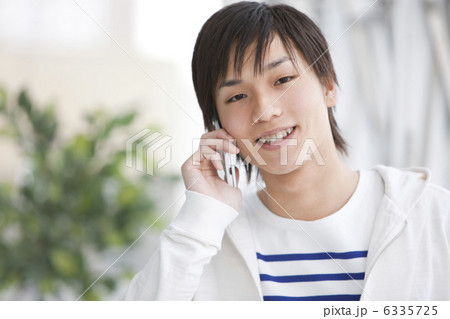 携帯電話で話している男性 6335725
