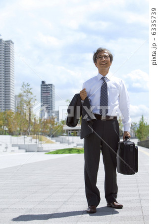 ジャケットとかばんを持っている中高年ビジネスマン 6335739