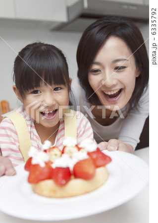 作ったケーキを差し出す女の子と母親 6335792