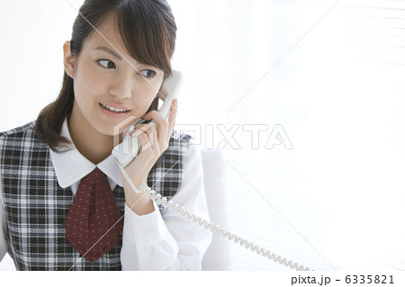電話している制服姿の女性 6335821