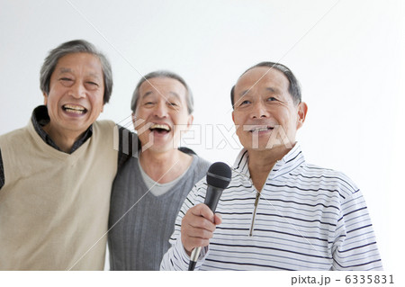 歌う中高年3人 歌う中高年3人 6335831