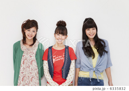 笑顔の女性3人 6335832