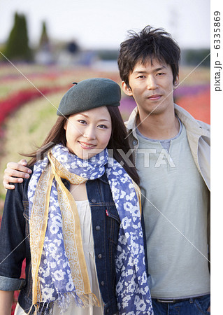花畑で寄り添うカップル 6335869