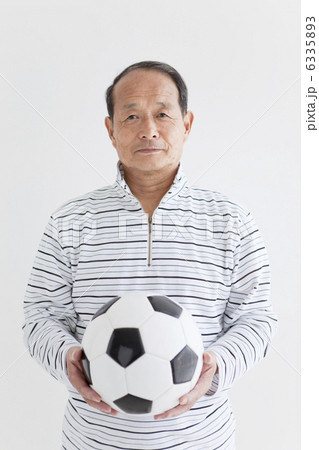 サッカーボールを持っている中高年男性 サッカーボールを持っている中高年男性 6335893
