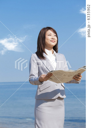 新聞を持っているビジネスウーマン 6335902