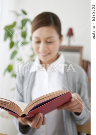 図鑑を見ている女性 6335903