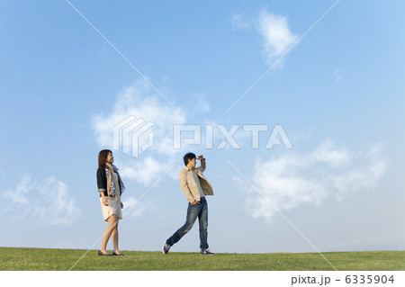 遠くを眺めているカップル 6335904