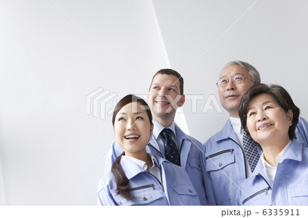 笑顔のビジネスマンとビジネスウーマン 笑顔のビジネスマンとビジネスウーマン 6335911