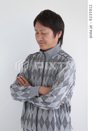 腕組みをする中高年男性 6335912