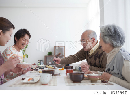 朝食を食べる笑顔の家族 朝食を食べる笑顔の家族 6335947