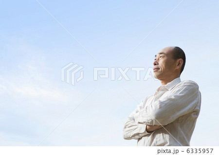 腕組みをする中高年男性 6335957