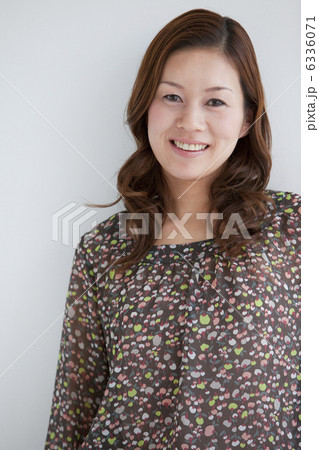 笑顔の中高年女性 笑顔の中高年女性 6336071