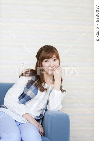 ほおづえをついてソファーにすわる女性 ほおづえをついてソファーにすわる女性 6336087