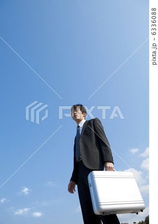 アタッシュケースを持って佇むビジネスマン 6336088