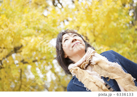 見上げている中高年女性 6336133