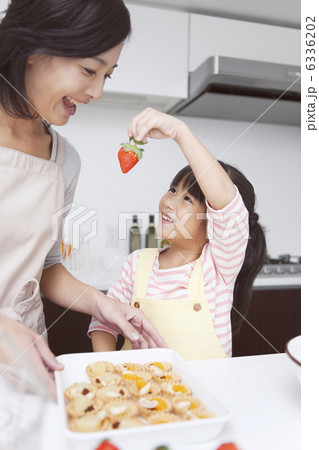 イチゴを持ってうれしそうな女の子と母親 イチゴを持ってうれしそうな女の子と母親 6336202