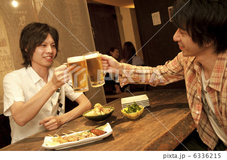 居酒屋で乾杯する男性2人 6336215