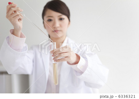 研究している女性研究者 6336321