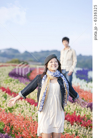 花畑の中で両手を広げている女性 6336325