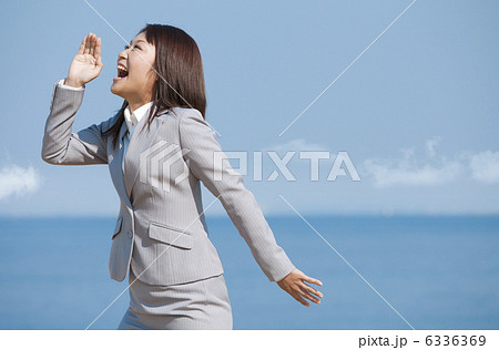 叫んでいるビジネスウーマン 6336369