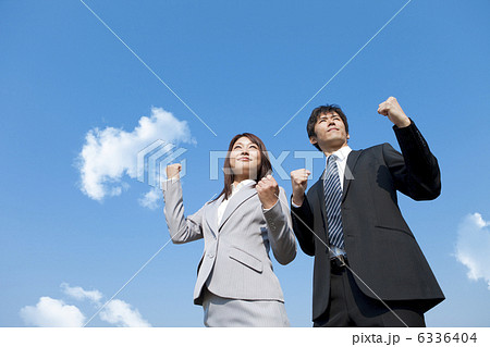 ガッツポーズするビジネスマンとビジネスウーマン 6336404