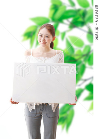 ホワイトボードを持つ女性と若葉 ホワイトボードを持つ女性と若葉 6339389