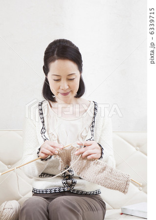 編み物をする女性 6339715