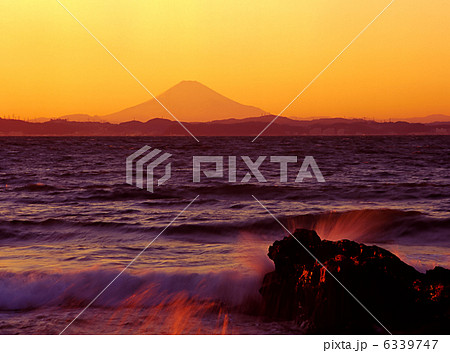 千葉県の富士山のある風景・富津市「夕日に色付く波しぶきと富士山」 6339747