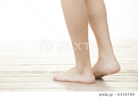 女性の足元 6339799