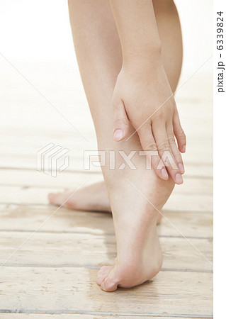 女性の足元 女性の足元 6339824