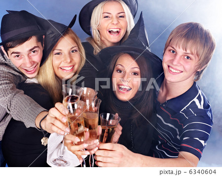 Group young people drinking champagne. 6340604