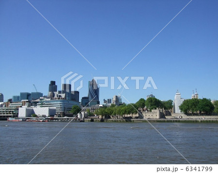 ロンドン　テムズ川から眺めたシティ方面 6341799