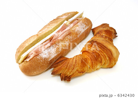 おいしいハムチーズサンドとクロワッサン 6342430