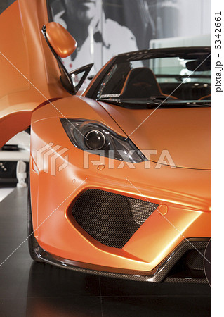 自動車 スポーツカー オレンジ色の写真素材