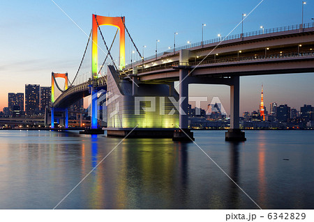 虹色にスペシャルライトアップのレインボーブリッジと海面に映える景観 虹色にスペシャルライトアップのレインボーブリッジと海面に映える景観 6342829