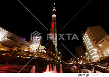 東京スカイツリーのクリスマスライトアップ・キャンドルツリーとスカイツリータウンの明り 東京スカイツリーのクリスマスライトアップ・キャンドルツリーとスカイツリータウンの明り 6342856