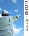 上を指差す作業員 6343248