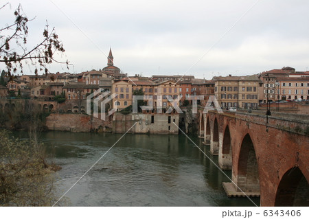 タルヌ川とアルビ  ミディ・ピレネー フランス タルヌ川とアルビ  ミディ・ピレネー フランス 6343406