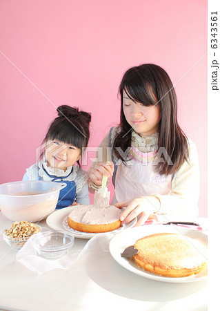 ケーキを作る姉妹 6343561