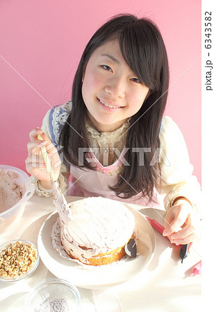 ケーキを作る女の子 6343582