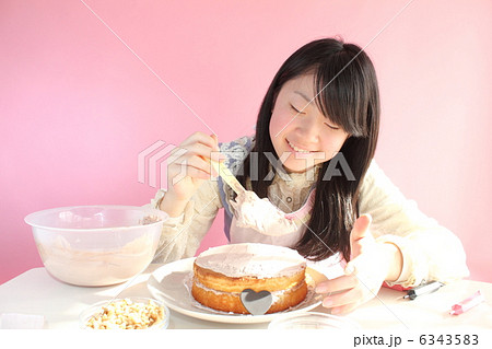ケーキを作る女の子 6343583