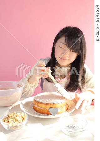 ケーキを作る女の子 6343584