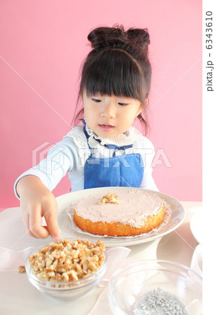 ケーキを作る女の子 6343610