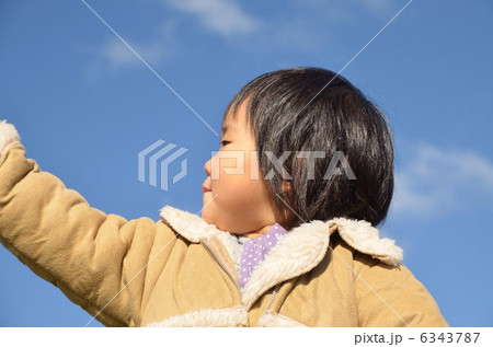 青空バックの女の子 6343787