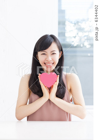 ピンクのハートを持った女性 ピンクのハートを持った女性 6344402