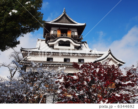 雪と紅葉の犬山城の写真素材