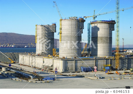 building of an oil-extracting platform building of an oil-extracting platform 6346153