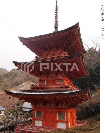 雪化粧の美作長福寺三重の塔 6346717
