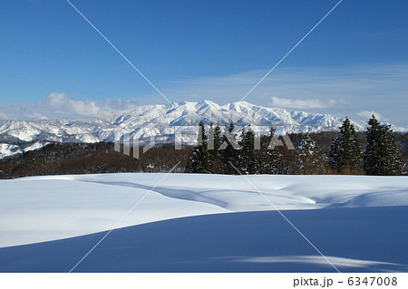 雪晴れの守門岳と雪原 6347008
